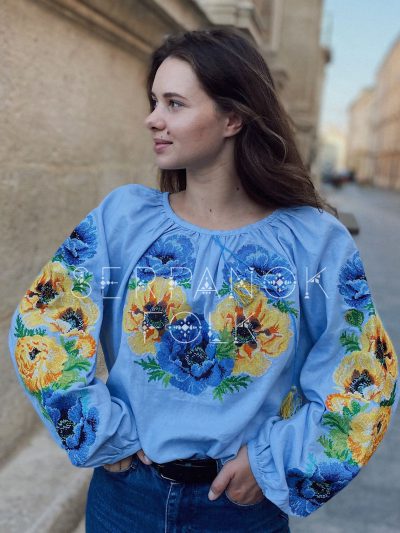 Блакитна квіткова жіноча блуза вишиванка на лляній тканині "Маїна"