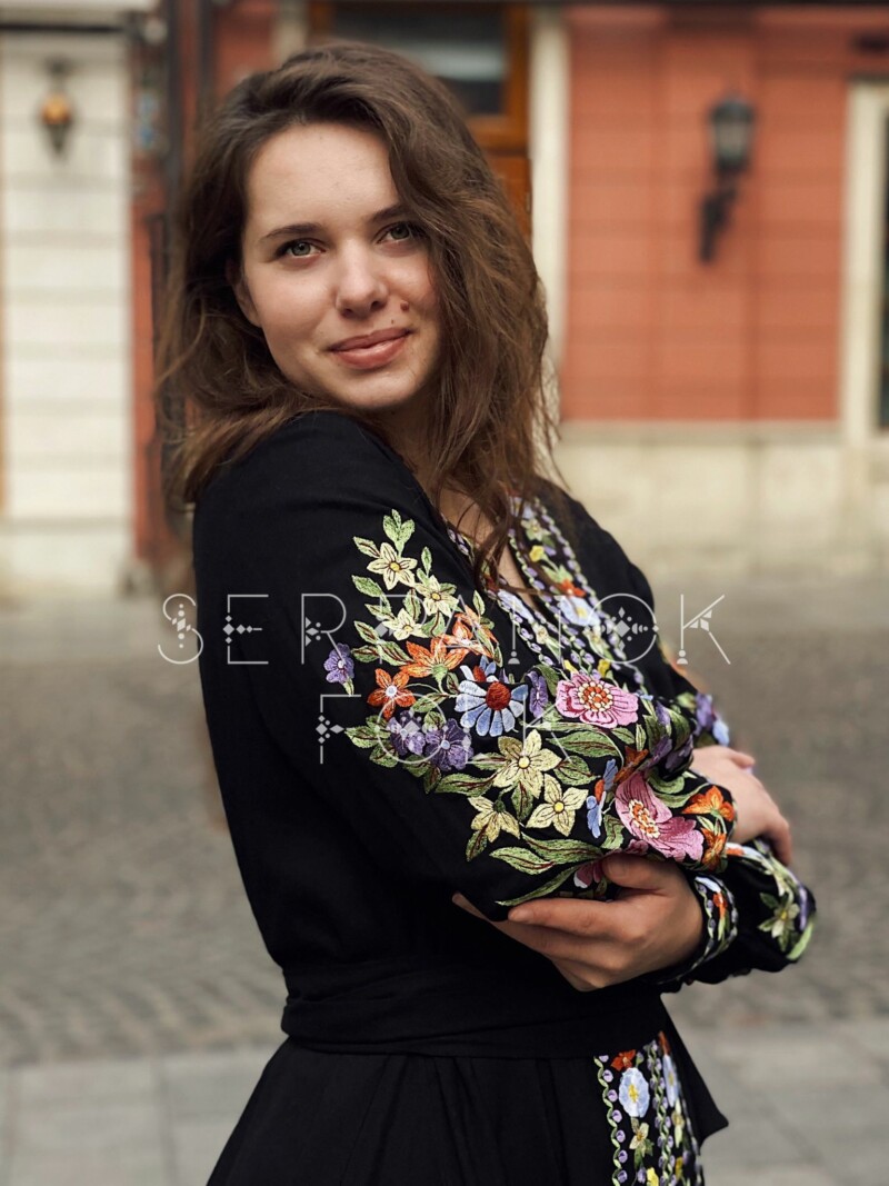 Чорна квіткова жіноча сукня вишиванка в стилі бохо на лляній тканині "Аквілегія" - Зображення 3
