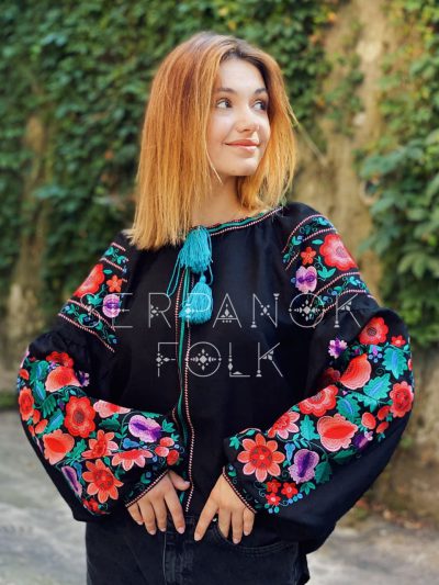 Чорна ексклюзивна вишиванка з квітковими рукавами на лляній тканині "Юстина"