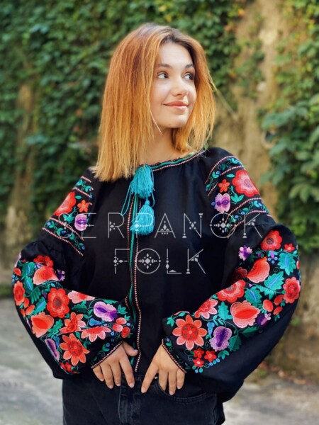 Чорна ексклюзивна вишиванка з квітковими рукавами на лляній тканині "Юстина"