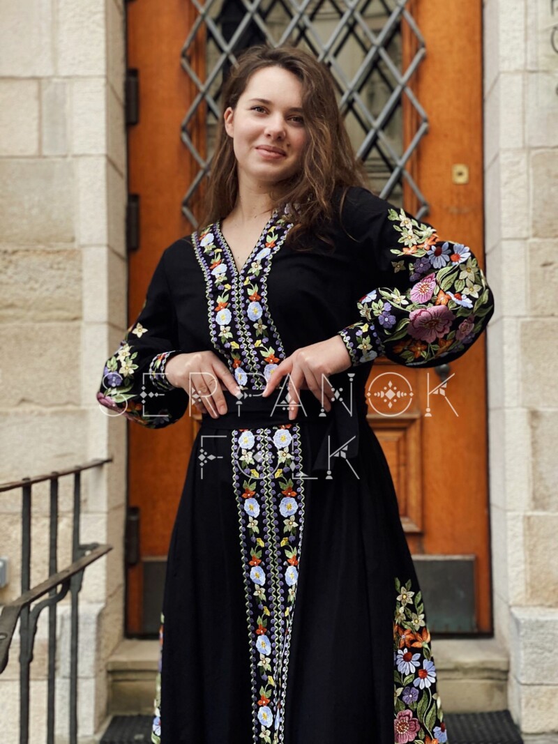 Чорна квіткова жіноча сукня вишиванка в стилі бохо на лляній тканині "Аквілегія" - Зображення 2
