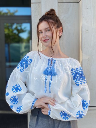Стильна біла жіноча вишиванка з блакитною вишивкою на лляній тканині "Шанталь" - Зображення 2