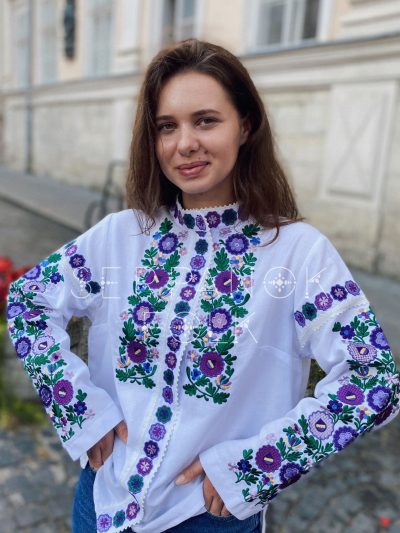 Біла жіноча вишиванка з квітковим орнаментом на лляній тканині "Кіара"