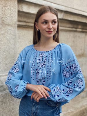 Жіноча блакитна вишиванка на лляній тканині з квітковою вишивкою "Оріяна"