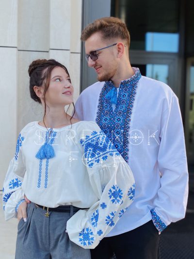 Парні святкові вишиванки сучасні білі з блакитною вишивкою "Смарагдові зорі" - Зображення 3