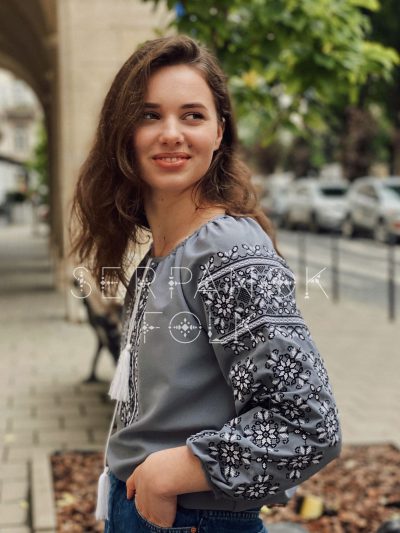 Стильна сіра жіноча блуза вишиванка з геометричною вишивкою на шифоні "Амелі" - Зображення 4
