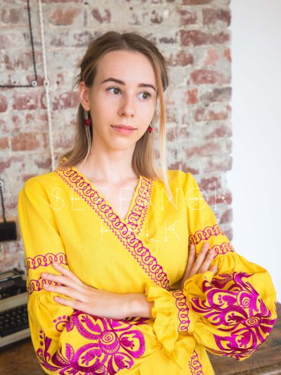 Сучасна жовта жіноча вишита сукня на запах на лляній тканині "Іспанія" - Зображення 5