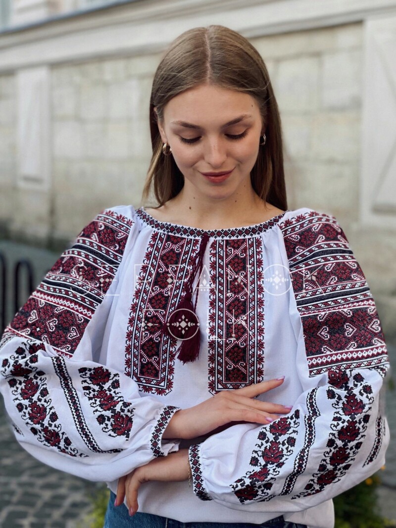 Традиційна жіноча вишиванка з бордовою геометричною вишивкою "Чаруня" - Зображення 2
