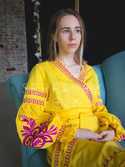 Сучасна жовта жіноча вишита сукня на запах на лляній тканині "Іспанія" - Зображення 4