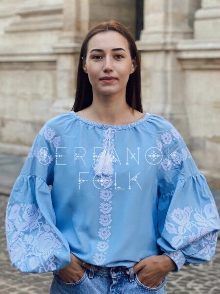 Сучасна блакитна квіткова жіноча блуза вишиванка у стилі бохо "Френсіс"