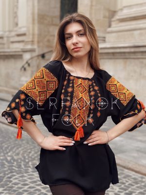 Елегантна жіноча чорна вишиванка на легкому шифоні з яскравою вишивкою "Кейсі"