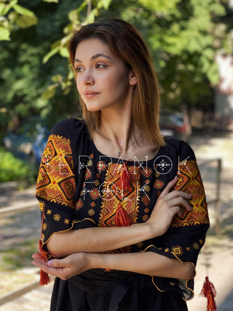 Чорна жіноча сукня вишиванка на легкому шифоні з поясом "Кейсі" - Зображення 3