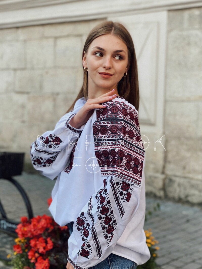 Традиційна жіноча вишиванка з бордовою геометричною вишивкою "Чаруня" - Зображення 4