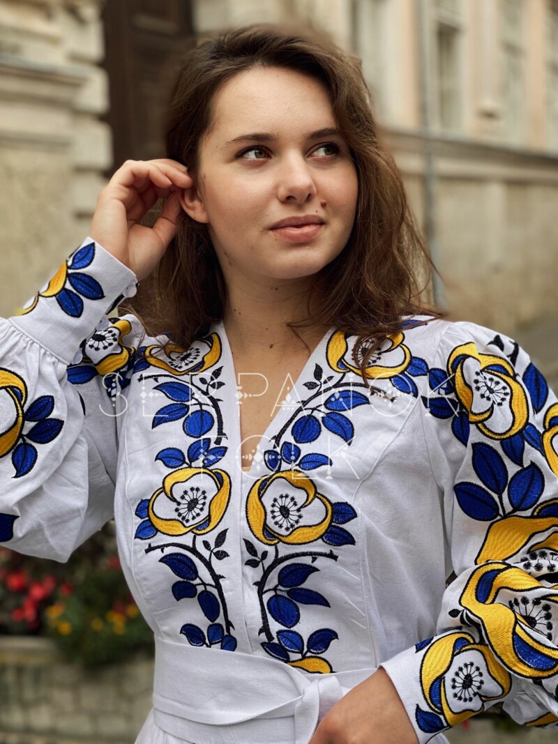 Патріотична біла жіноча вишита сукня на лляній тканині "Христина" - Зображення 4