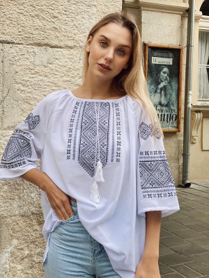 Жіноча вишиванка біла з чорною і сірою вишивкою на легкому шифоні "Елейн"