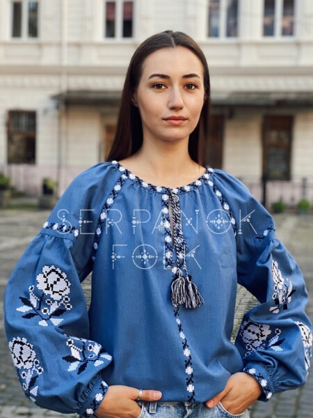 Стильна блакитна жіноча вишиванка квіткова на лляній тканині "Ханна"