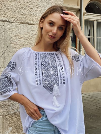 Жіноча вишиванка біла з чорною і сірою вишивкою на легкому шифоні "Елейн" - Зображення 4