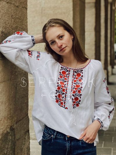 Традиційна українська біла жіноча вишиванка з червоними квітами "Божена"