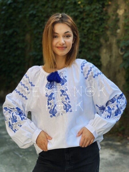 Біла святкова жіноча вишиванка на домотканому полотні "Ластівки щастя"