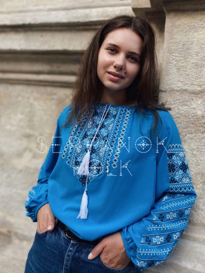Стильна блакитна жіноча блуза вишиванка з геометричним орнаментом "Венеція" - Зображення 2