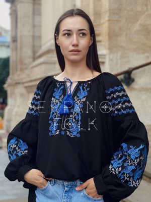Чорна вишукана жіноча вишиванка на домотканому полотні "Ластівки щастя"
