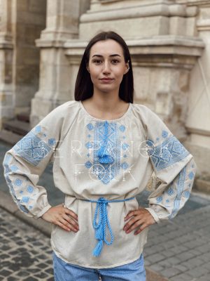 Традиційна жіноча бежева вишиванка з блакитною вишивкою "Трояна"