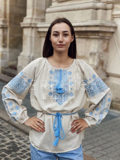 Традиційна жіноча бежева вишиванка з блакитною вишивкою "Трояна"