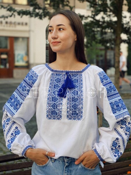 Біла жіноча блуза вишиванка з синьою геометричною вишивкою "Чаруня"