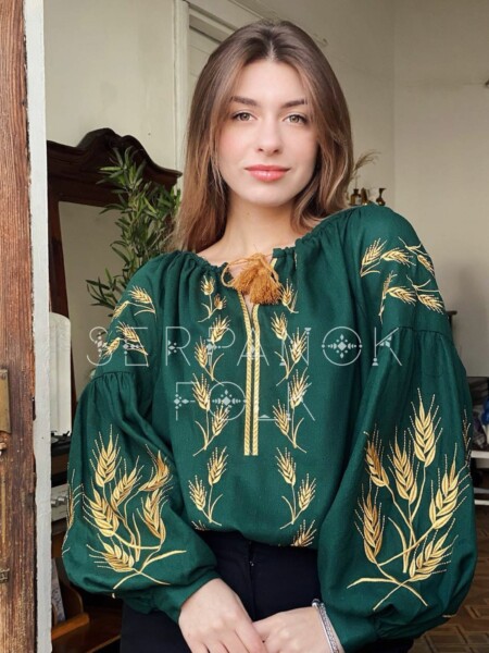 Елегантна зелена жіноча вишиванка в стилі бохо з золотими колосками "Уляна"