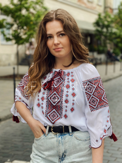 Українська традиційна біла жіноча вишиванка з червноною вишивкою "Кейсі"