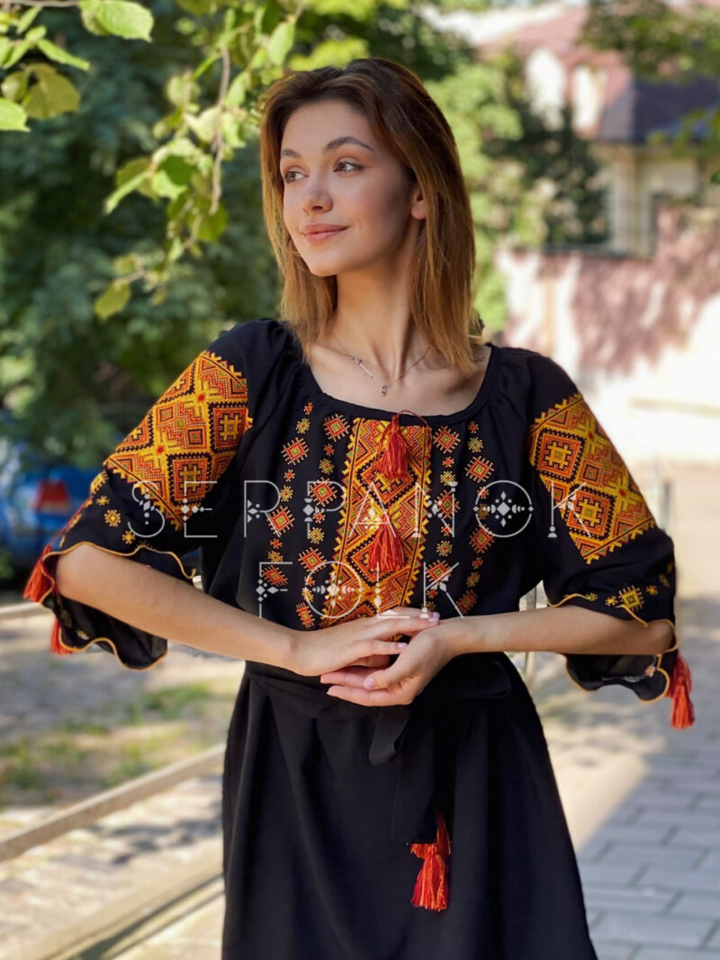 Чорна жіноча сукня вишиванка на легкому шифоні з поясом "Кейсі" - Зображення 5