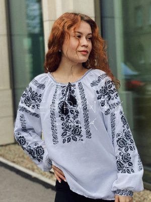 Вишукана біла жіноча блуза вишиванка з вишитими чорними трояндами "Емілія"