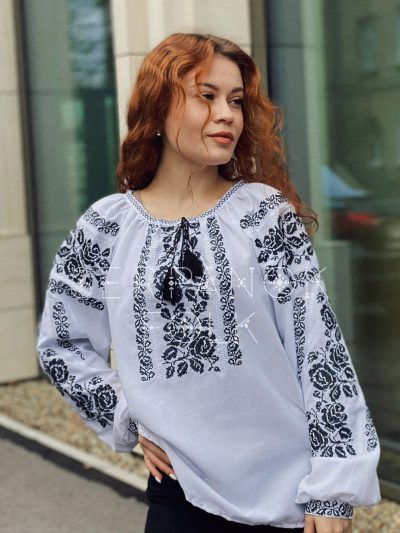 Вишукана біла жіноча блуза вишиванка з вишитими чорними трояндами "Емілія"