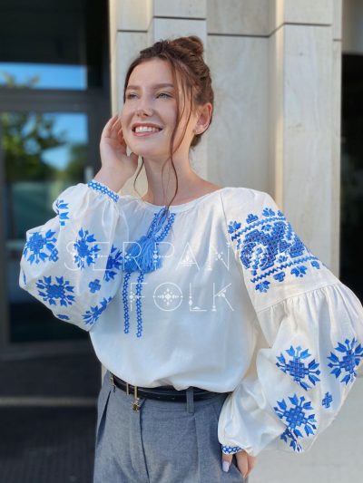 Стильна біла жіноча вишиванка з блакитною вишивкою на лляній тканині "Шанталь" - Зображення 6