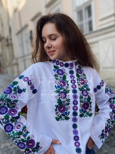 Біла жіноча вишиванка з квітковим орнаментом на лляній тканині "Кіара" - Зображення 5