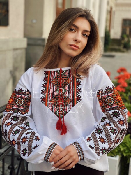 Вишукана біла жіноча блуза вишиванкана домотканому полотні "Устинія"