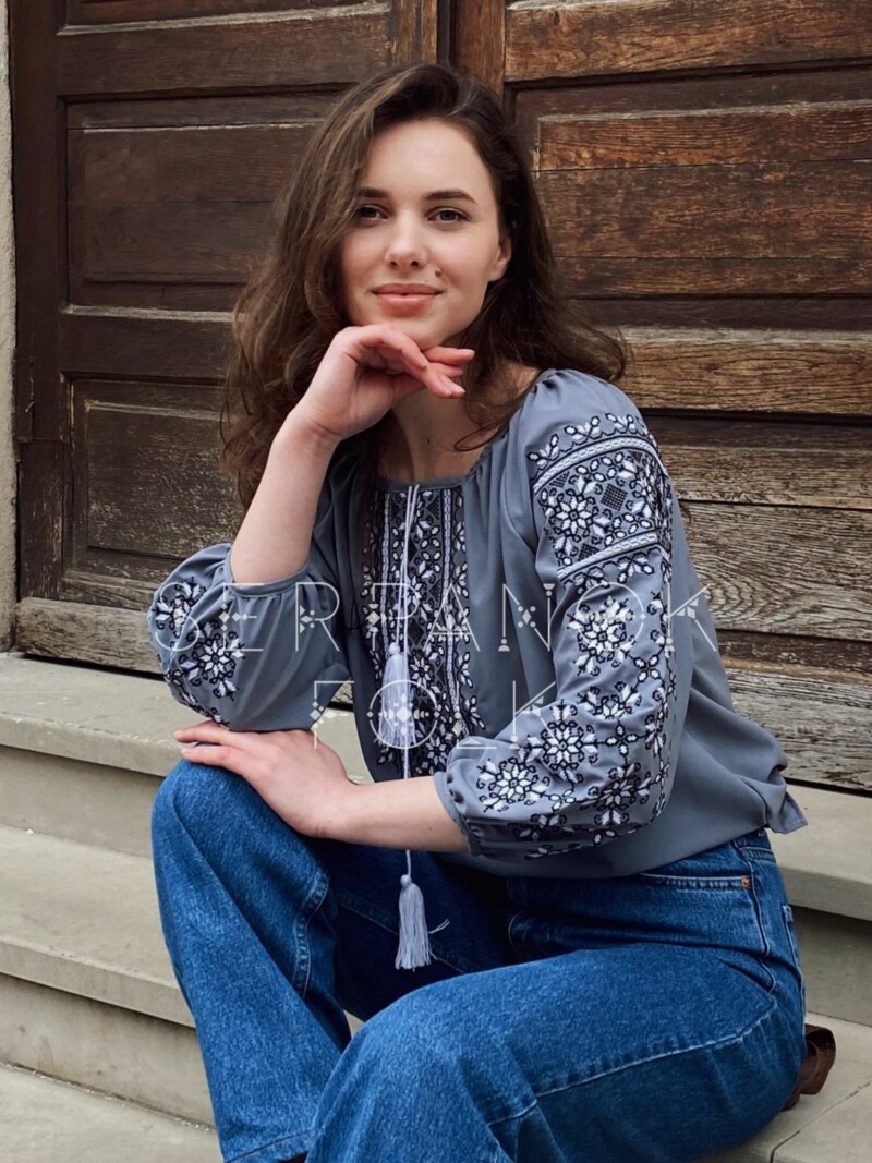 Стильна сіра жіноча блуза вишиванка з геометричною вишивкою на шифоні "Амелі" - Зображення 2