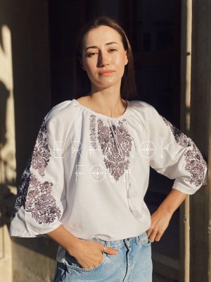 Неймовірна біла жіноча блуза вишиванка з коротким рукавом "Експресія"