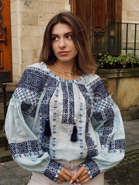 Лляна блакитна вишита жіноча блуза бохо з геометричним орнаментом "Скальраді"