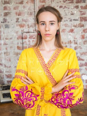 Сучасна жовта жіноча вишита сукня на запах на лляній тканині "Іспанія"