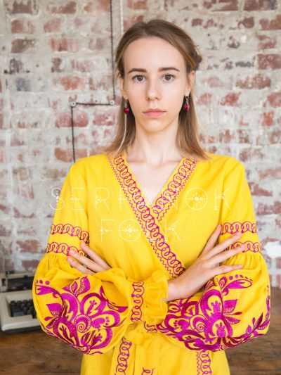 Сучасна жовта жіноча вишита сукня на запах на лляній тканині "Іспанія"
