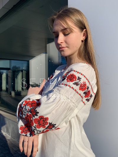 Традиційна біла жіноча вишиванка на лляній тканині з квітами "Червона ружа" - Зображення 4
