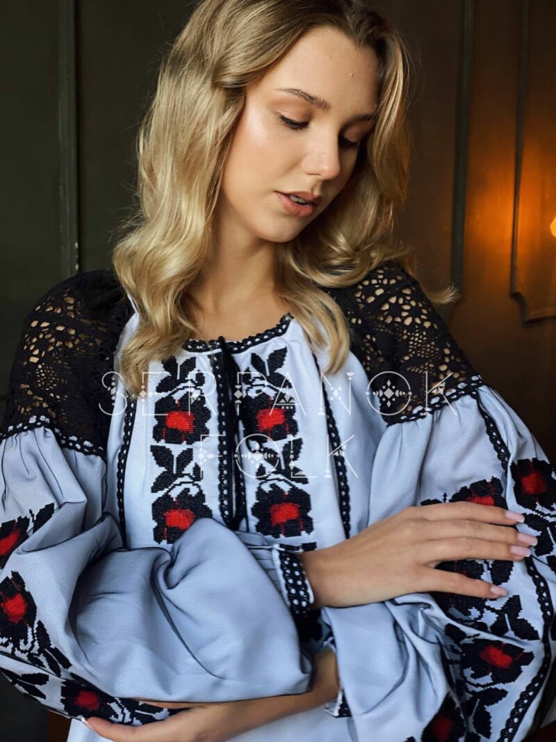 Сучасна біла жіноча блуза вишиванка з вишитими червоно-чорними квітами "Устина" - Зображення 3