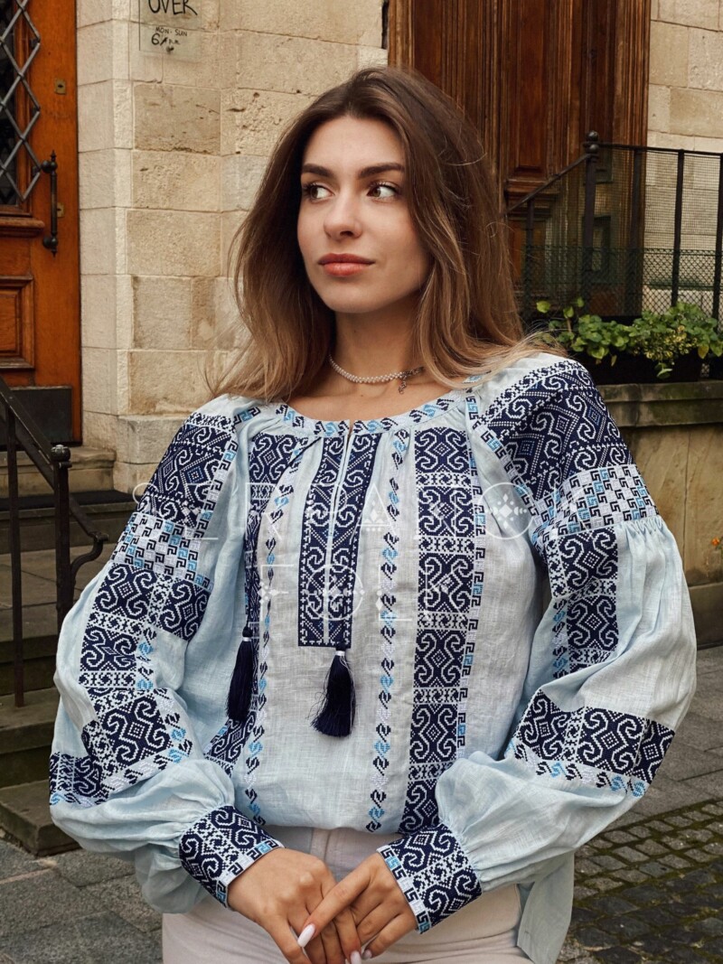 Лляна блакитна вишита жіноча блуза бохо з геометричним орнаментом "Скальраді" - Зображення 4