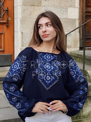 Елегантна геометрична легка шифонова темно-синя жіноча блуза вишиванка "Марсела"