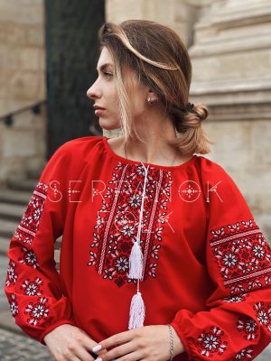 Яскрава червона жіноча блуза вишиванка на легкому шифоні "Амелі"