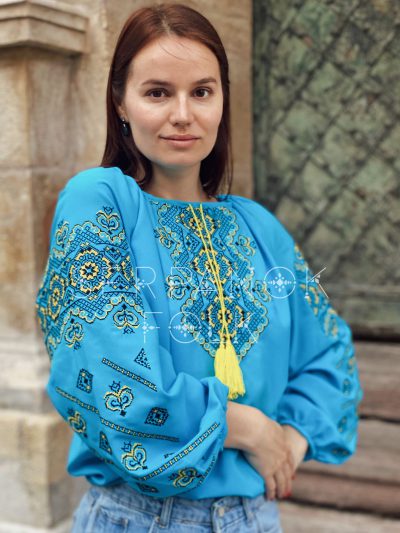 Яскрава патріотична жіноча вишиванка на легкому шифоні "Марсела" - Зображення 2