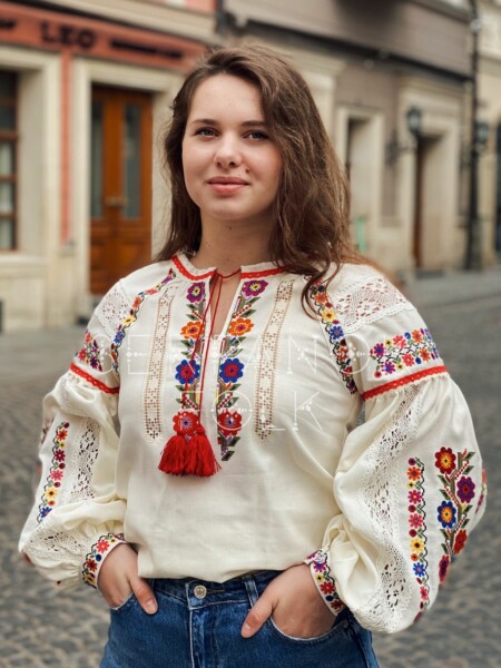 Біла жіноча вишиванка з мереживом в стилі бохо на лляній тканині "Анемона"