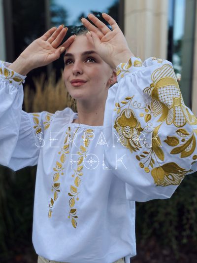 Сучасна біла жіноча блуза вишиванка в стилі бохо з золотою вишивкою "Моніка" - Зображення 3
