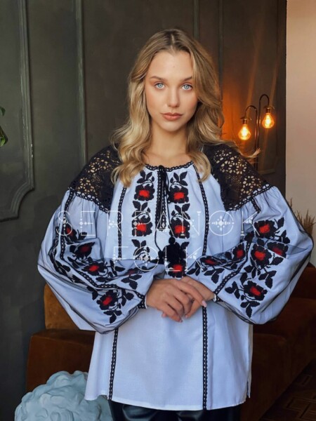 Сучасна біла жіноча блуза вишиванка з вишитими червоно-чорними квітами "Устина"